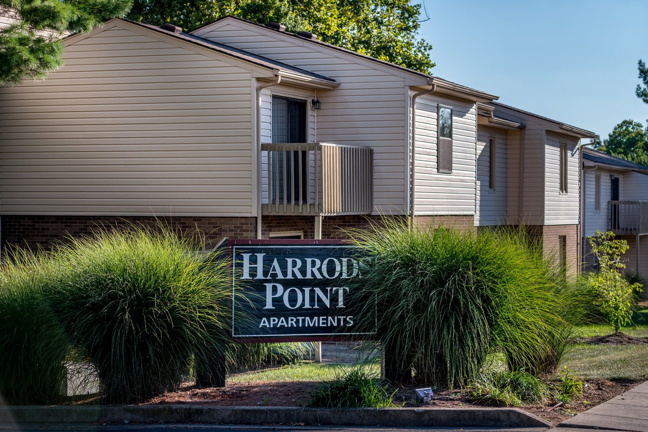 Located off Harrodsburg Road, Harrods Point Apartments can be easily accessed from both Harrodsburg Road and Man O' War.